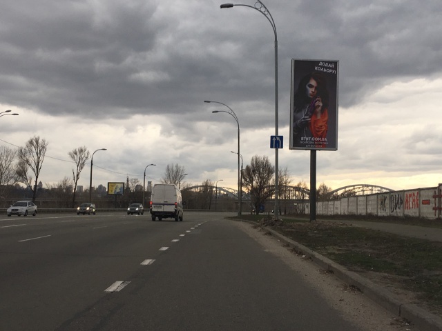 Беклайт, Киев, Дніпровська набережна, після 130 метрів від вул. Здолбунівська в напрямку руху до мосту Патона