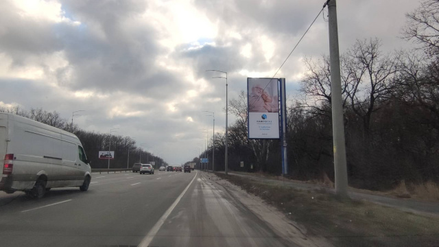 Беклайт, Київ, Столичне шосе  (навпроти Мисливський провулок 17),  рух із Києва
