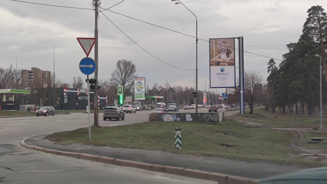 Беклайт, Киев, Броварський проспект,  після 180 метрів руху від м.Чернігівська в напрямку центру міста