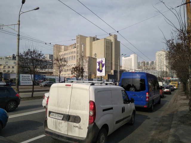 Беклайт, Киев, Голосіївський проспект (40-річчя Жовтня), 1 (за 150 метрів до Голосіївської площі), на розподілювачі ліворуч
