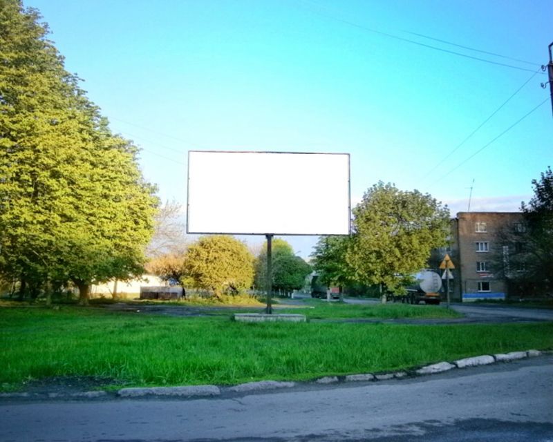 Билборд/Щит, Знаменка, на розі вулиць Привокзальна та Віктора Голого, біля буд. №11