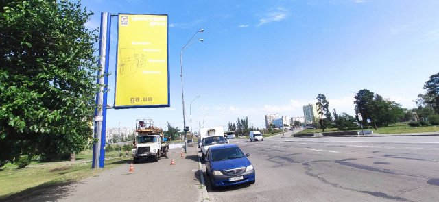 Беклайт, Київ, Броварський проспект,  за 180 метрів руху із центру міста  до м. Чернігівська, ліворуч