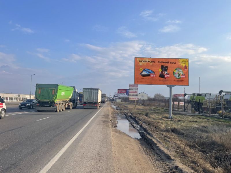 Билборд/Щит, Трассы, Об'їздна дорога, транспорт прямує в м. Одеса (0,5 км до 2х стовпів). Навпроти ринок Анжеліка, АЗК ОККО