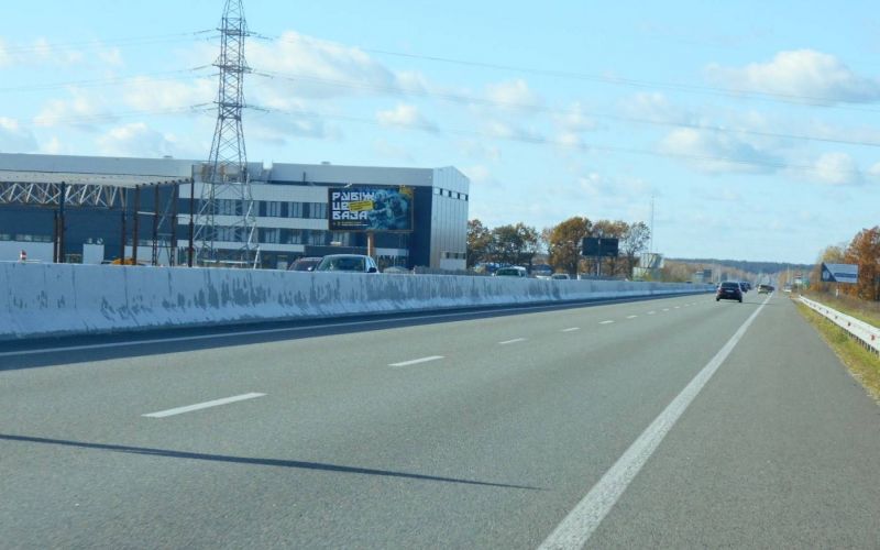 Билборд/Щит, Трассы, Траса М-01 "Київ-Чернігів-Нові Яриловичі", км 24+200 право, об'їзд м. Бровари, за 1км до перетину вул. Переяславський Шлях та вул. Лагунової, ресторану "Петрівський Бровар" та АЗС ОККО, через 1.3км після повороту на трасу Р-03 (Північно-Східний об'їзд м.