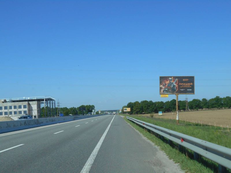 Билборд/Щит, Трассы, Траса М-01 "Київ-Чернігів-Нові Яриловичі", км 24+200 ліво, об'їзд м. Бровари, за 1км до перетину вул. Переяславський Шлях та вул. Лагунової, ресторану "Петрівський Бровар" та АЗС ОККО, через 1.3км після повороту на трасу Р-03 (Північно-Східний об'їзд м. К
