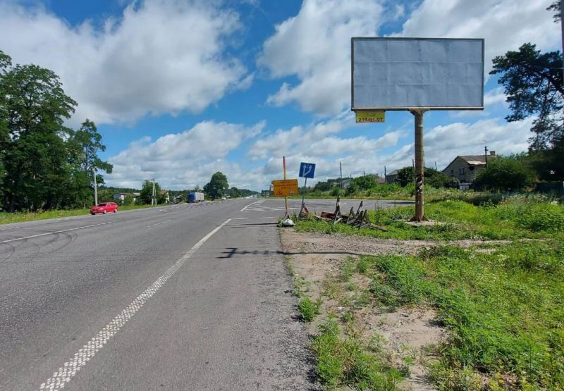 Білборд/Щит, Залісся, с. Залісся, чернігівська траса, траса М-01 "Київ-Чернігів-Нові Яриловичі", км 44+000 право, вул. Київська, навпроти ресторану "Три козаки", за 800м до повороту на вул. Окружна та с. Богданівка, через 300м після АЗС "ОККО" // з Києва