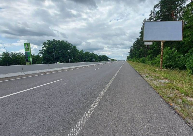 Білборд/Щит, Залісся, с. Залісся, чернігівська траса, траса М-01 "Київ-Чернігів-Нові Яриловичі", км 43+500 ліво, вул. Київська, навпроти АЗС "ОККО", за 950м до повороту на завод "Coca-Cola" та АЗС "ОККО", через 450м після ресторану "Три козаки" // в Київ