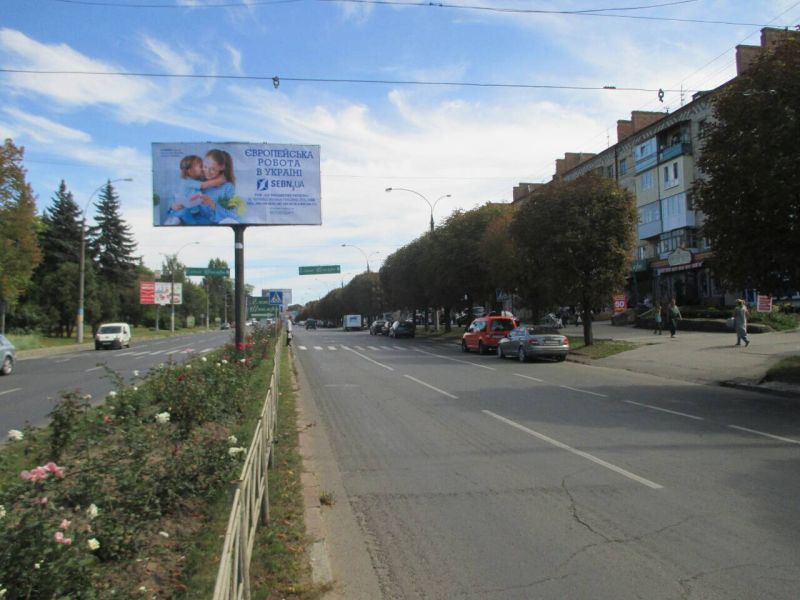 Билборд/Щит, Черновцы, проспект Незалежності, 98 (розділова смуга, зі сторони ТЦ "Майдан")