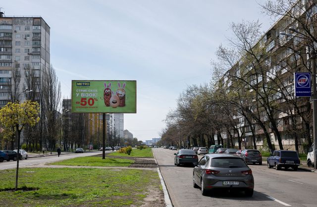 Білборд/Щит, Київ, Шолом-Алейхема вул., 18 (АТБ-маркет, Ощадбанк, Центр Дитячої та Юнацької Творчості), на розподілювачі, в напрямку Братиславська вул.