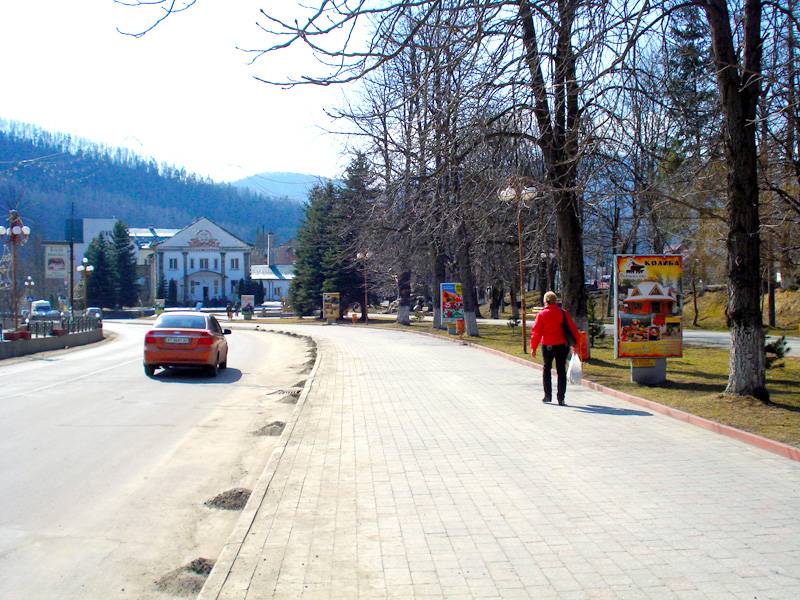 Скрол/Сітілайт, Яремча, Траса Н-09 Мукачево-Львів, Свободи, центральна міська алея, навпроти нової Церкви, напрямок руху на Буковель