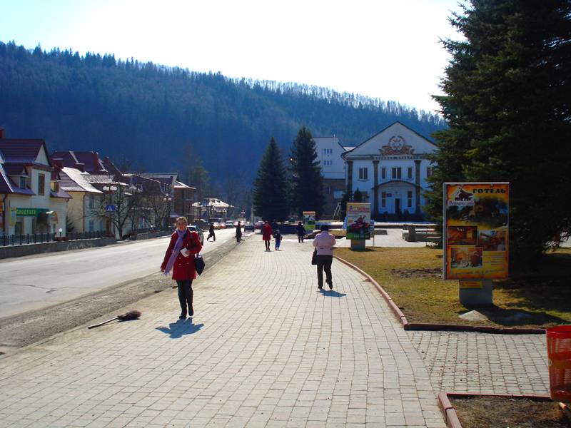 Скролл/Ситилайт, Яремча, Траса Н-09 Мукачево-Львів, Свободи, центральна міська алея, міський фонтан, Будинок культури, напрямок руху на Буковель