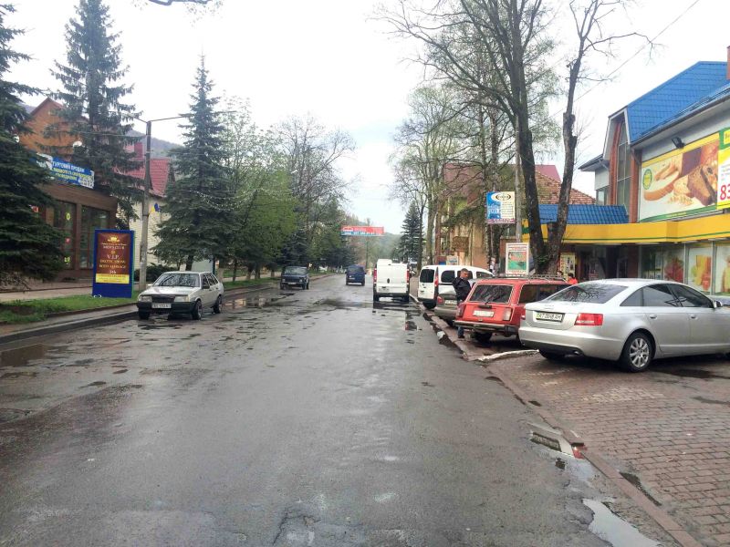 Скролл/Ситилайт, Яремча, Траса Н-09 Мукачево-Львів, Свободи, супермаркет Вопак, напрямок руху на Івано-Франківськ