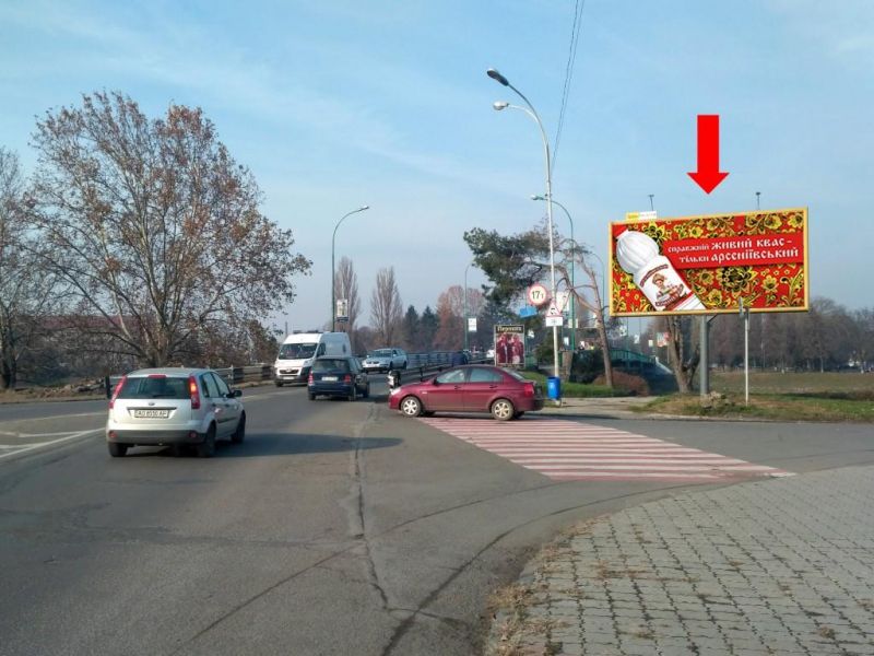 Роллер/Призматрон, Ужгород, Хмельницького пл. / Київська набережна, перед мостом