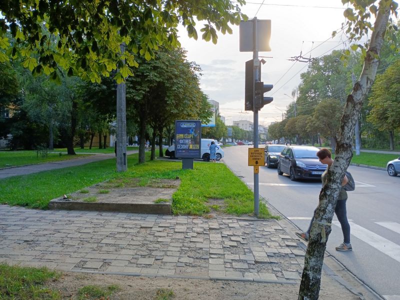 Ситилайт, Черновцы, вул. Комарова, 23-25, світлофор, пішохідний перехід біля школи