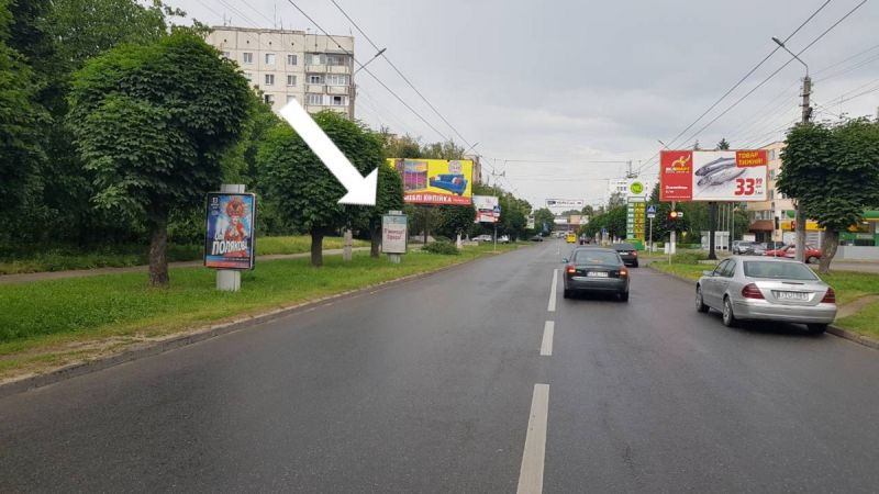 Ситилайт, Черновцы, вул. Комарова, 8-10, світлофор, навпроти перехрестя з пров. Ентузіастів