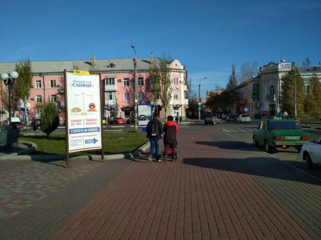 Пиллар, Бердянск, Італійська вул. (навпроти МПК зліва по ходу руху транспорта, в сторону виконкому)