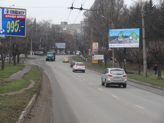Билборд/Щит, Черновцы, вул. Скальда (Комарова), 28, мед. заклади, ресторани,  озеро, інтенсивний рух, школа, офсний центр, до Героїв Майдану,