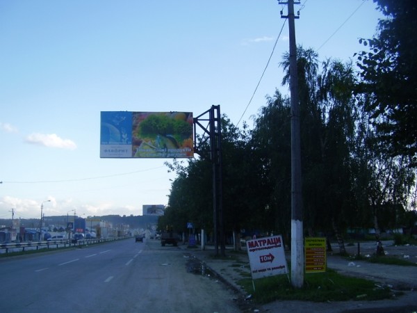 Билборд/Щит, Черновцы, вул. Калинівська, ринок, ковровий ряд, тривалий світлофор,  (перший над дорогою)