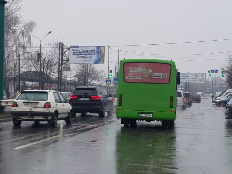 Білборд/Щит, Чернівці, вул. Калинівська , ринок, ковровий ряд, тривалий світлофор,  (перший над дорогою)