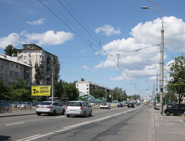 Білборд/Щит, Київ, Восресенський просп. 11 (Перова бул.) (Промінвестбанк, Укрсиббанк, Альфа Банк, ТРЦ Квадрат NEO), на зупинці, в напрямку Романа Шухевича просп