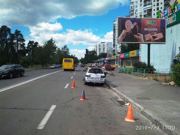 Ролер/Призматрон, Київ, вул. Андрія Малишка 39, у бік магазину "Дитячий світ"