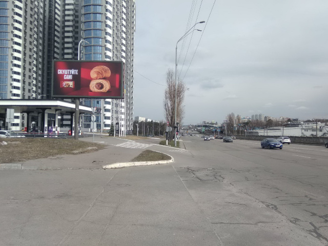 Беклайт, Київ, Броварський проспект, 100 метрів руху до проспекту Визволителів  (АЗС "SOCAR"), ліворуч