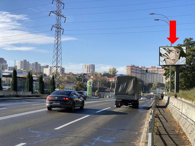 Білборд/Щит, Київ, Брожка вул. (колиш. Кіровоградська вул.) / вул. Ізюмська, на світлофорі, в сторону вул. Лобановського пр. (колиш. Червонозоряний пр.)