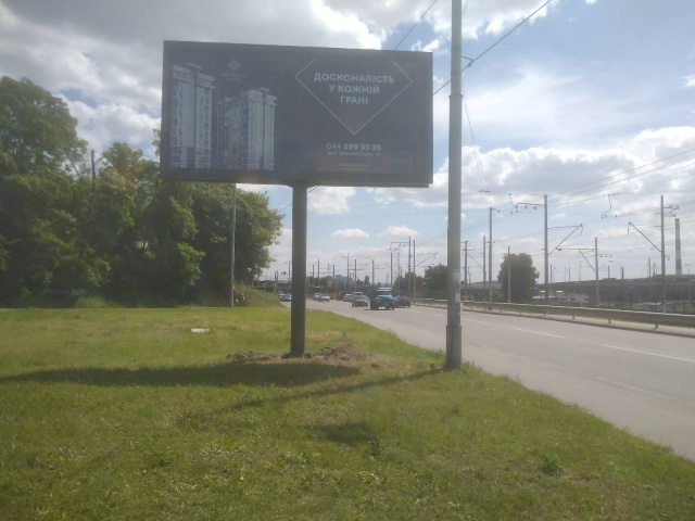 Скрол/Сітіборд, Київ, Залізничне шосе, після 250 метрів руху від вул.Михайла Бойчука (Кіквідзе) до М"Видубичі"