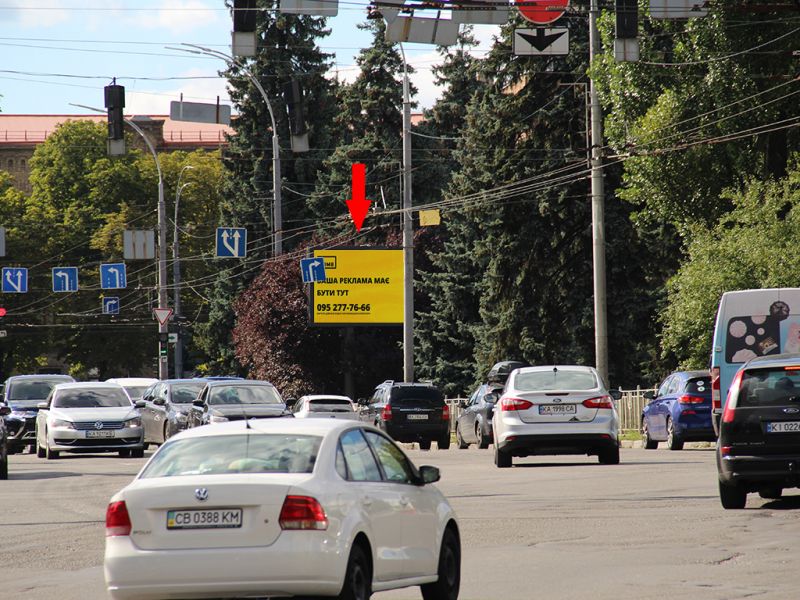 Led екран/Відеоборд, Київ, Солом'янська пл., на світлофорі, в бік пр. Повітряних Сил (колиш. пр. Повітрофлотський), (ролик 10 сек, 1 вихід/1,5 хвилини)