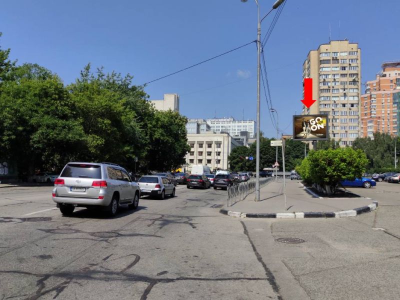 Led екран/Відеоборд, Київ, Старонаводницька вул., 1/45 / вул. Алмазова (колиш. вул. Кутузова), на світлофорі, в центр, (ролик 10 сек, 1 вихід/3 хвилини)