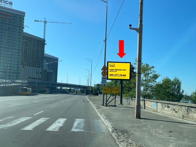 Скролл/Ситиборд, Киев, Дніпровська набережна / вул. Причальна, біля залізничного мосту, на світлофорі, в сторону вул. Здолбунівської, пр. Бажана