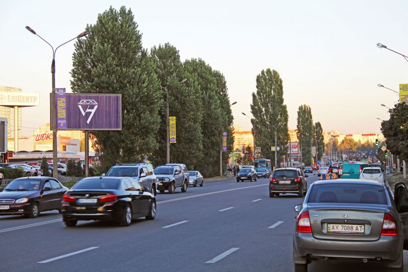 Роллер/Призматрон, Харьков, Нескорених (Героїв Праці) вул., 9, з центру (VIP) (Дафі)