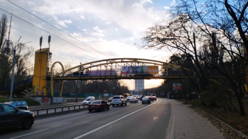 Реклама на мостах, Киев, вул. О.Теліги в напрямку Севастопольської площі