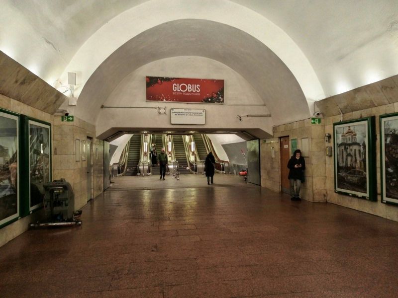Реклама в метро/Беклайт, Киев, Майдан Незалежності, Щит біля вказівників