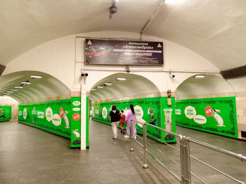 Реклама в метро/Беклайт, Киев, Майдан Незалежності, Щит біля вказівників