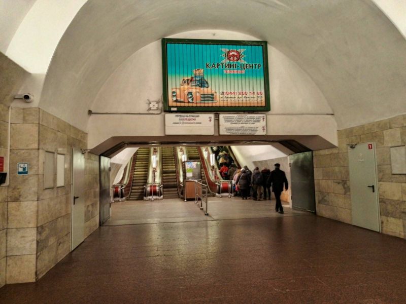 Реклама в метро/Беклайт, Киев, Майдан Незалежності, Щит біля вказівників