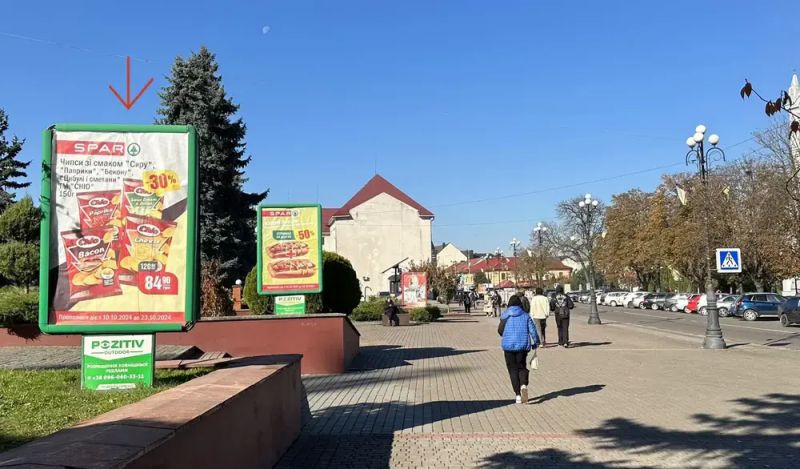 Ситилайт, Тячев, вул. Незалежності, центр міста, вхід біля Універмагу, Ексім банку, напроти продуктового магазину, масове скупчення людей