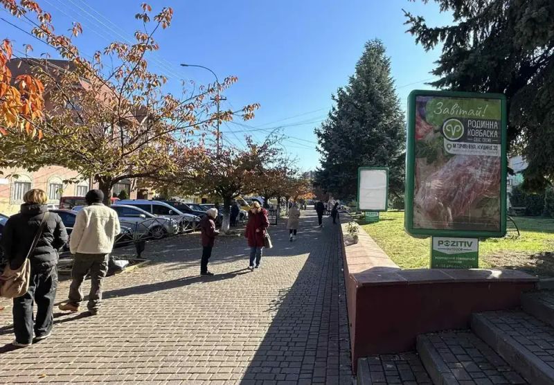 Ситилайт, Тячев, вул. Незалежності, центр міста, вхід біля Універмагу, Ексім банку, напроти продуктового магазину, масове скупчення людей