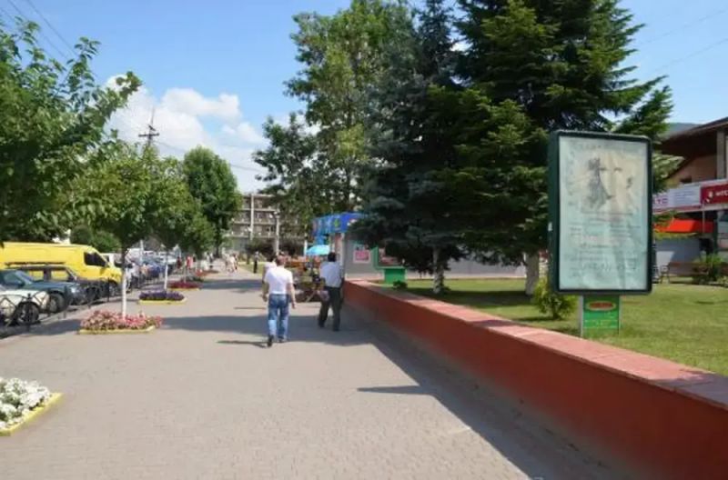 Ситилайт, Тячев, вул. Незалежності, центр міста, біля Ексім банку, кіосків,  напроти продуктового магазину та редакції Дружба, масове скупчення людей