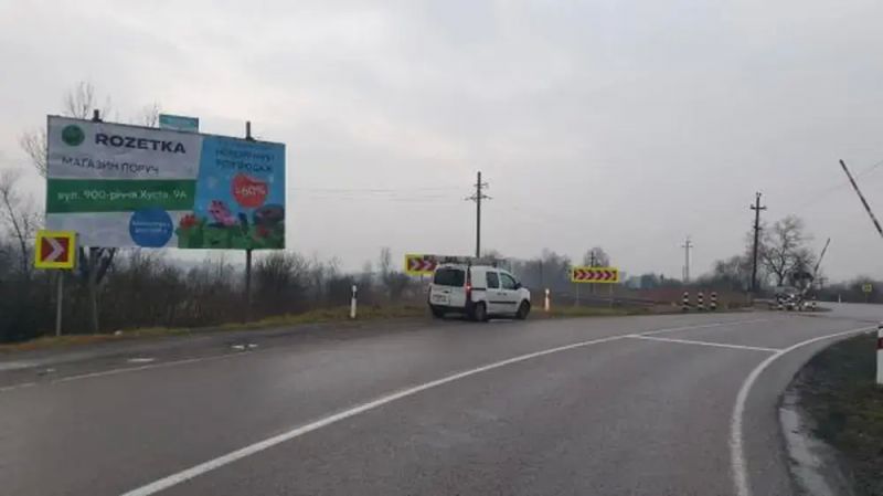 Билборд/Щит, Трассы, Хустський район, поворот на с. Бороняво,переїзд, в сторону м. Хуст, траса Івано-Франківськ-Ужгород-