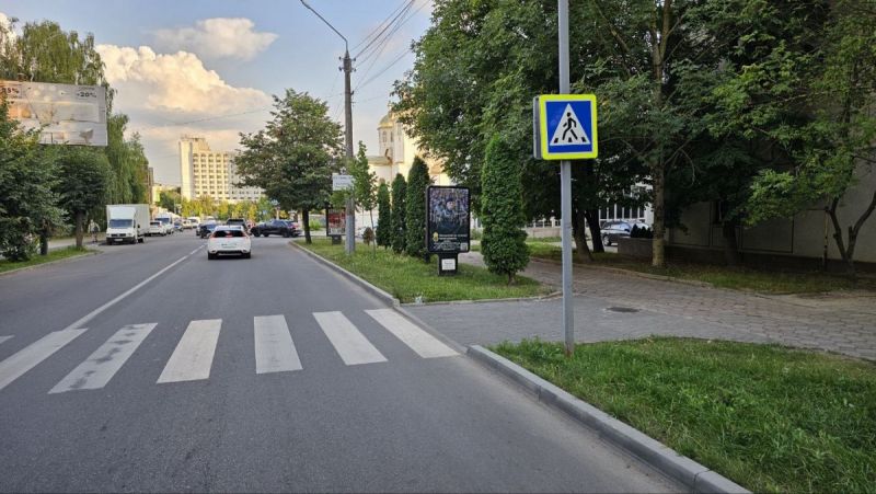 Ситилайт, Черновцы, вул. Небесної Сотні, 28 на пішохідному переході А