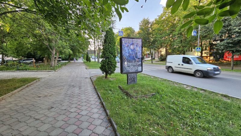 Ситилайт, Черновцы, вул. Небесної Сотні, 28 на пішохідному переході Б