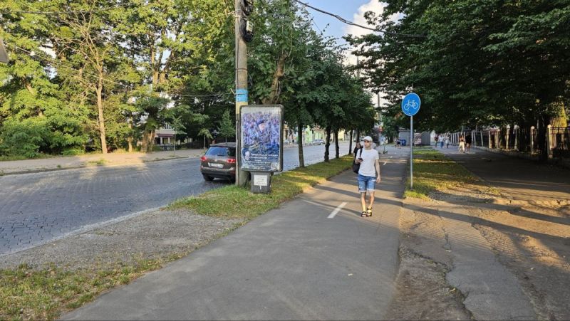 Ситилайт, Черновцы, вул. Головна, 100, поруч зі стадіоном перед зупинкою