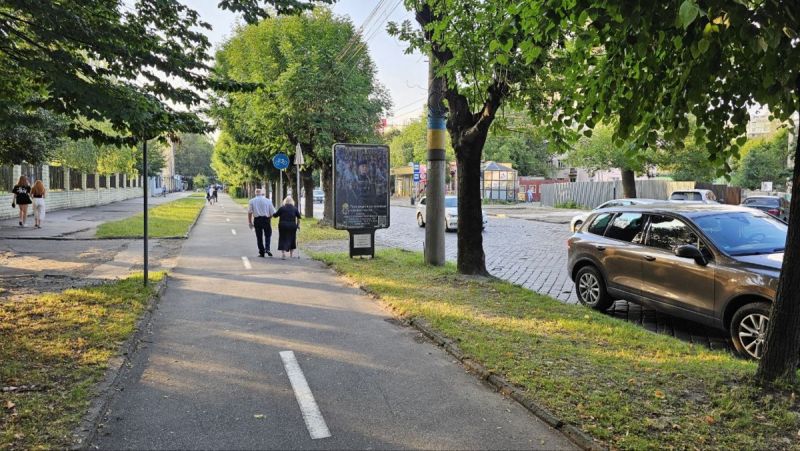 Ситилайт, Черновцы, вул. Головна 100, поруч зі стадіоном перед зупинкою