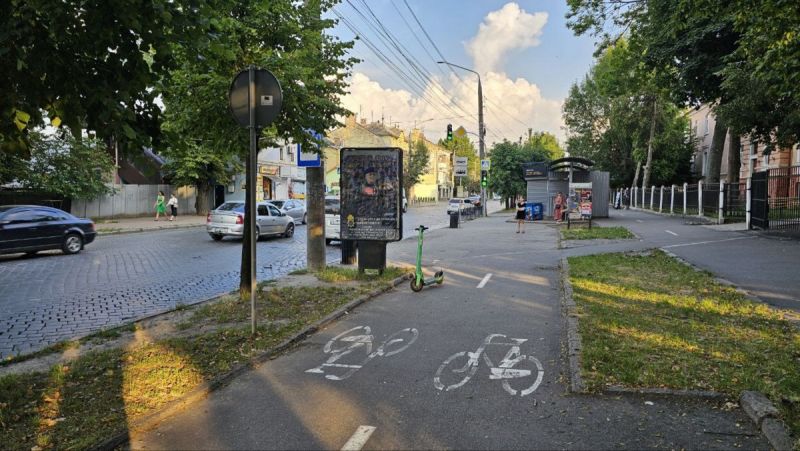 Ситилайт, Черновцы, вул. Головна, 100 (2) поруч зі стадіоном на світлофорі перед зупинкою