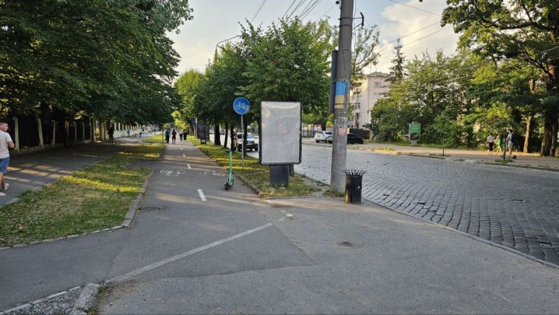 Ситилайт, Черновцы, вул. Головна, 100 (2) поруч зі стадіоном на світлофорі перед зупинкою