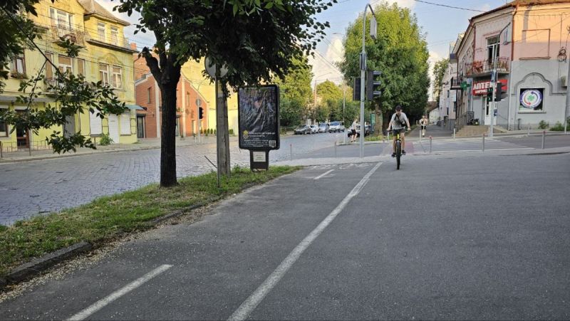 Ситилайт, Черновцы, вул. Головна, 100 (3), перехрестя з вул. Щербанюка за зупинкою