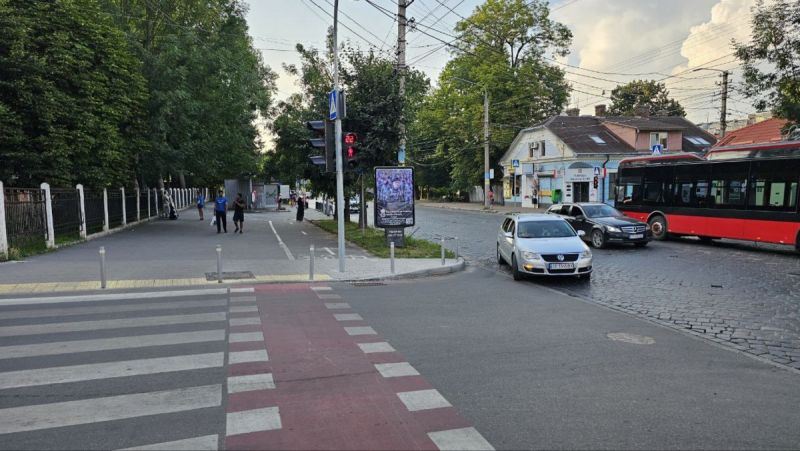 Ситилайт, Черновцы, вул. Головна, 100 (3), перехрестя з вул. Щербанюка за зупинкою