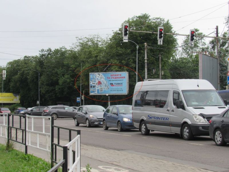Роллер/Призматрон, Львов, Миколайчука - Липинського(в центр, справа)