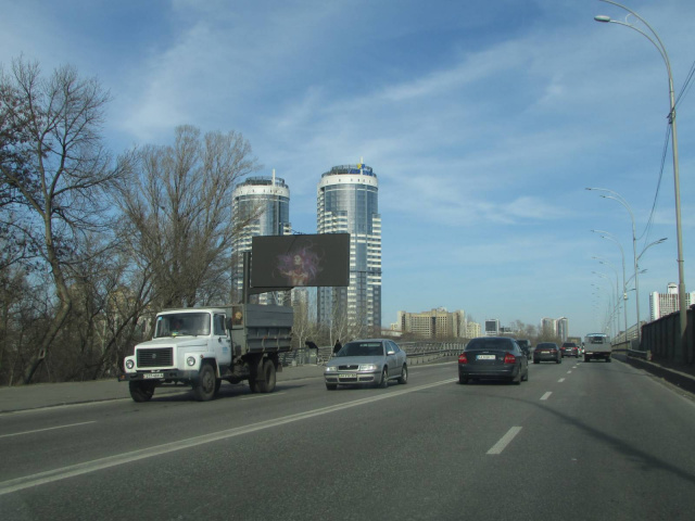 Led экран/Видеоборд, Киев, Броварський проспект / Русанівський міст , після 400 метрів руху від (М) "Гідропарк", ліворуч